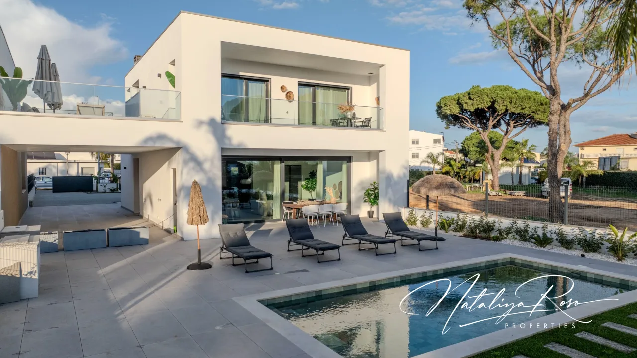 Contemporary Villas near Vila Sol